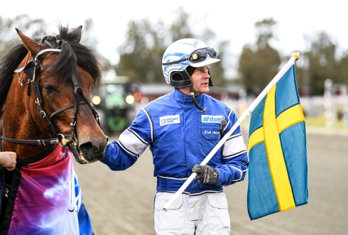 Erik Adielsson och Tangen Haap ordnade svensk seger i kallblodens Unionstravet. Foto: Malin Albinsson, TR Bild 
